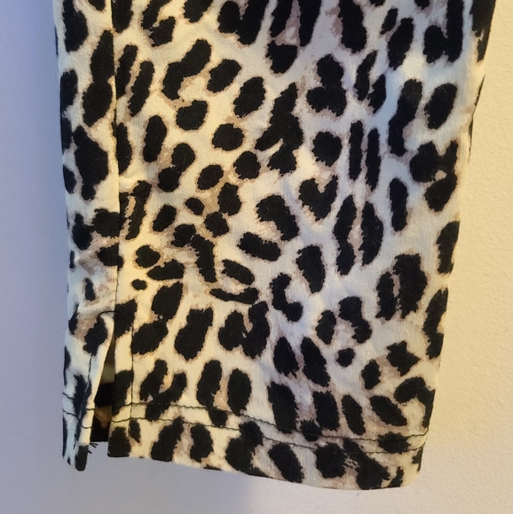 🦇2/$15- Leopard Crop Pants - Picture 6 of 13
